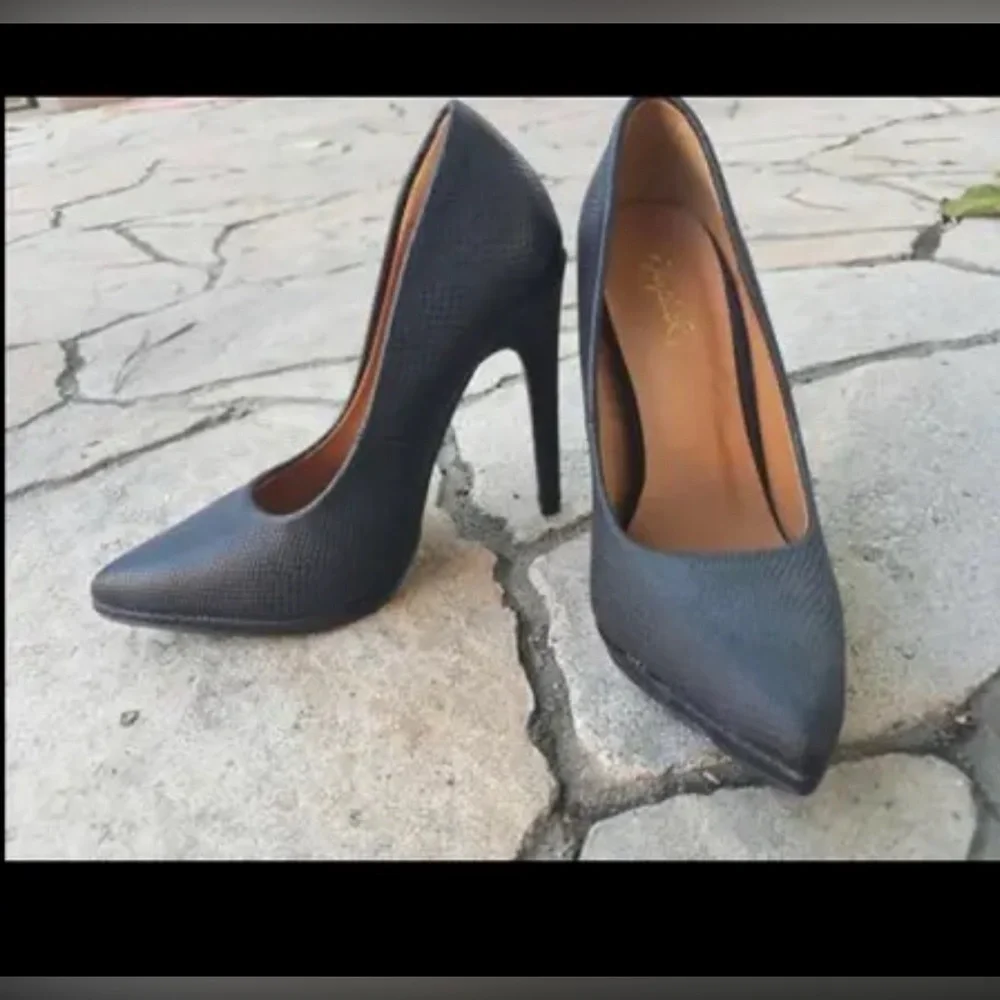 Heels - Picture 1 of 1